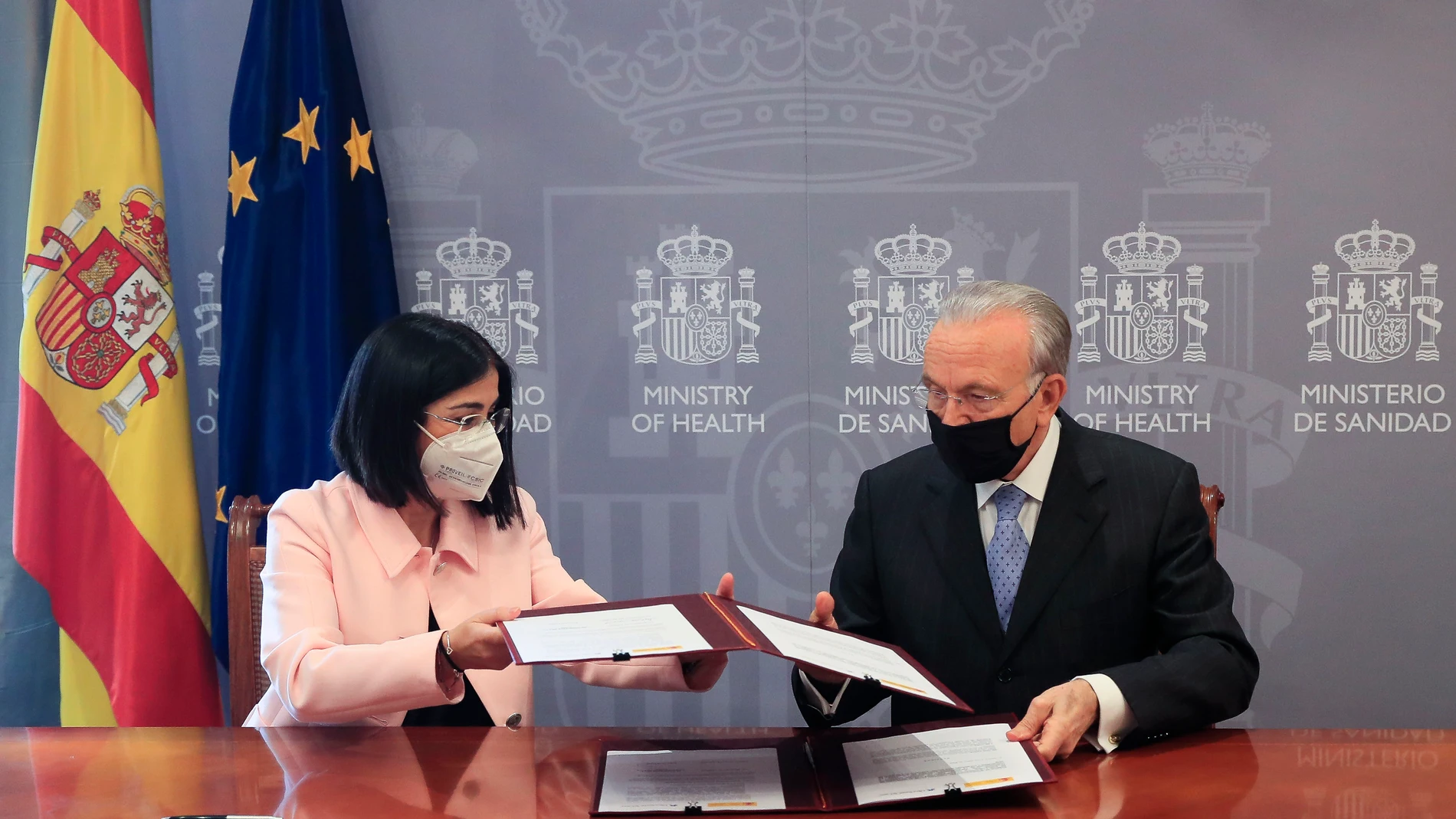 La ministra de Sanidad, Carolina Darias, y el presidente de la Fundación "la Caixa", Isidro Fainé,, se disponen a presidir el acto de firma de la adenda de modificación del Convenio entre ambas instituciones para la atención integral a personas con enfermedades avanzadas y para la humanización de la asistencia sanitaria en situaciones de cronicidad y vulnerabilidad social, este jueves en Madrid