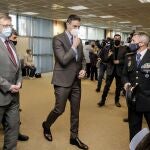 El presidente de la Generalitat valenciana, Ximo Puig; el presidente del Gobierno, Pedro Sánchez y el Comisario Principal, Jefe Provincial de la Policía Nacional en Alicante, Ignacio del Olmo, durante su visita al Centro de Recepción, Acogida y Derivación (CREADE) para personas refugiadas ucranianas