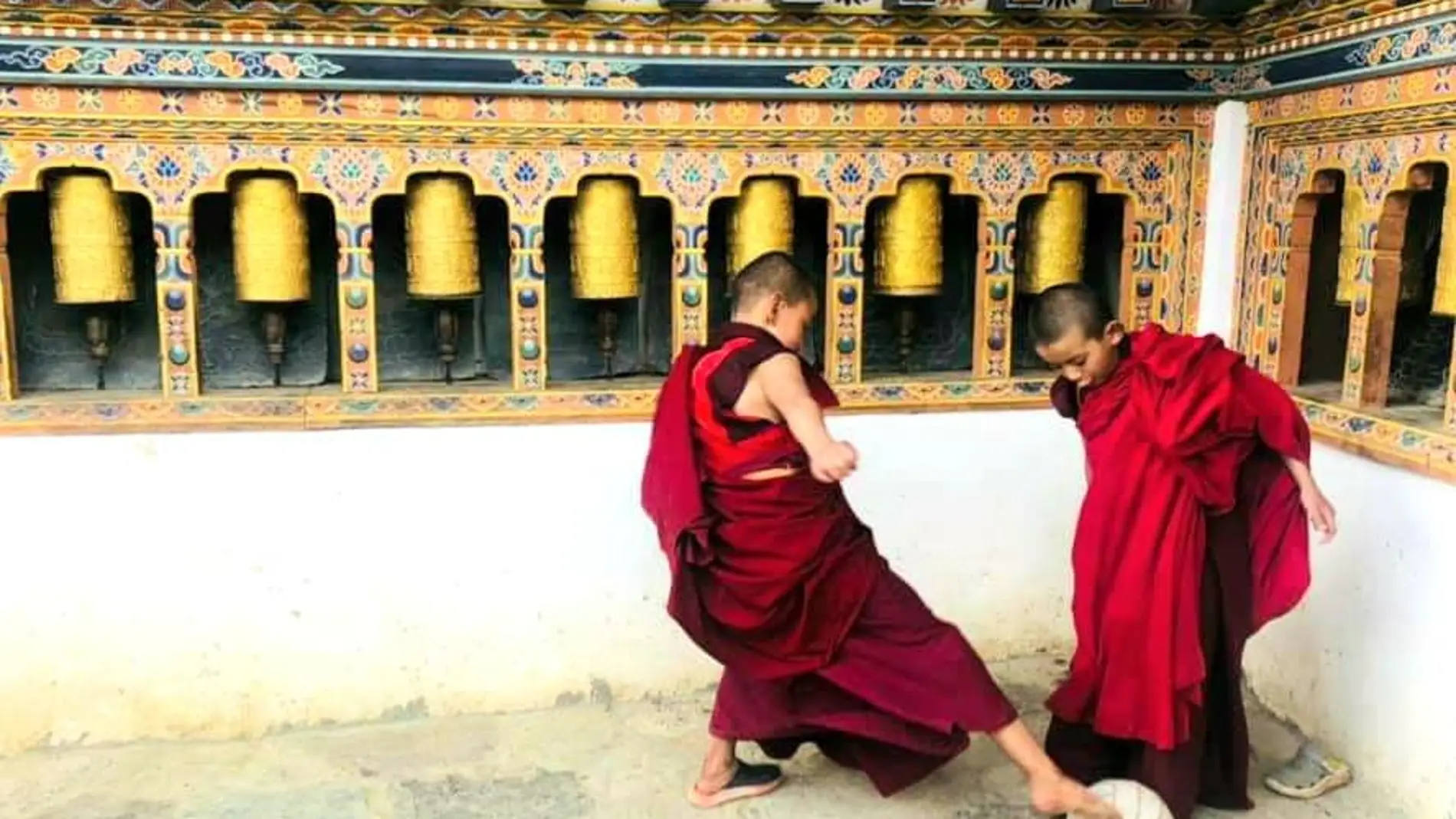 Monjes budistas jugando al fútbol