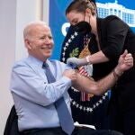 El presidente de EE.UU., Joe Biden, se arremanga para recibir una vacuna de refuerzo de Pfizer covid-19