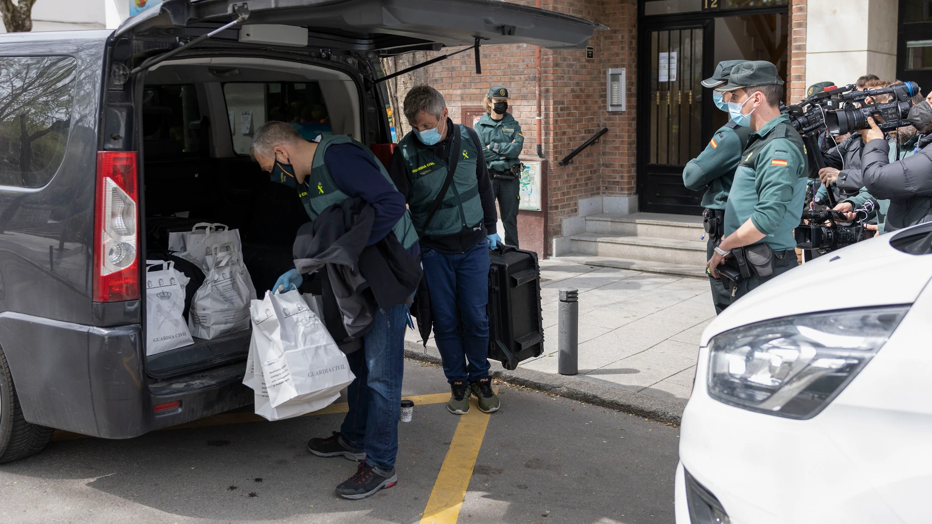 LAS ROZAS (C. DE MADRID), 31/03/2022.- La Guardia Civil y la Policía Local de Las Rozas (Madrid) buscan la mochila con la que el menor de 15 años detenido como presunto autor de la muerte de una mujer de 41, pareja de su abuelo, se fue del domicilio familiar en este municipio, donde el cadáver de la víctima apareció en una bañera. En la imagen, agentes de la Guardia Civil a las puertas del inmueble. EFE/Rodrigo Jiménez