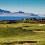 Los diferentes campos de golf de Lanzarote permiten al viajero disfrutar de su deporte favorito con unas impresionantes vistas