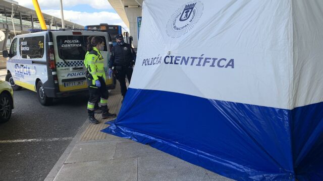 Fallecimiento de un niño de 3 años que ha caído a la calzada desde un carro portaequipajes cuando pasaba un autobús en el aeropuerto de Barajas.