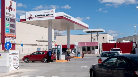Varios coches repostan en una gasolinera el día en que entró en vigor la rebaja de 20 céntimos en el litro de los combustibles