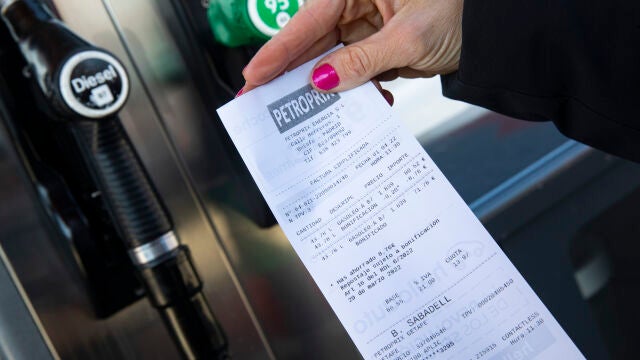 Imagen de la factura por repostar en un gasolinera tras la entrada en vigor del descuento de 20 céntimos por litro de carburante