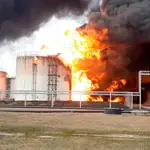 Un depósito de petróleo en la ciudad de Belgorod, Rusia, incendiado tras un ataque del Ejército ucraniano