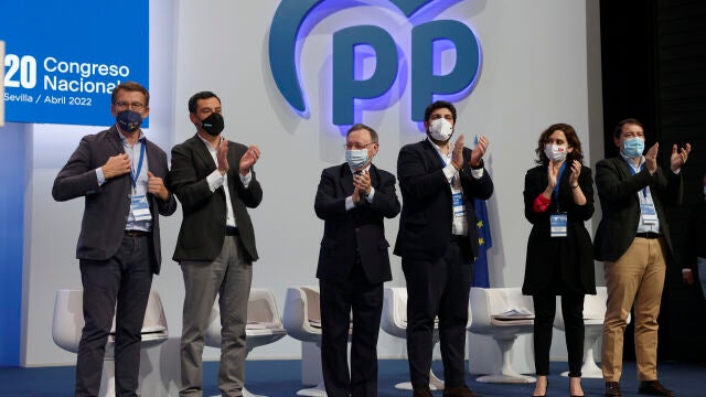 SEVILLA, 01/04/2022.- El presidente Galicia, Alberto Núñez Feijóo (i); el de Andalucía, Juanma Moreno (2i); el de Murcia, Fernando López Miras; la presidenta de la Comundiad de Madrid, Isabel Díaz Ayuso, y el de Castilla y León, Alfonso Fernández Mañueco, durante el XX Congreso Nacional del partido en Sevilla que comienza este viernes y que elegirá por aclamación a su nuevo presidente. EFE/ Julio Muñoz