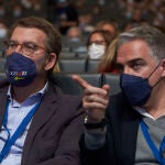 El presidente de la Xunta de Galicia y candidato a la presidencia del PP, Alberto Núñez Feijóo, (i) y el consejero de Presidencia de la Junta de Andalucía y Coordinador del PArtido Popular, Elías Bendodo, (d). .Joaquín Corchero / Europa Press