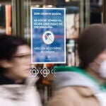 Personas salen de un centro comercial del centro de Berlín (Alemania)