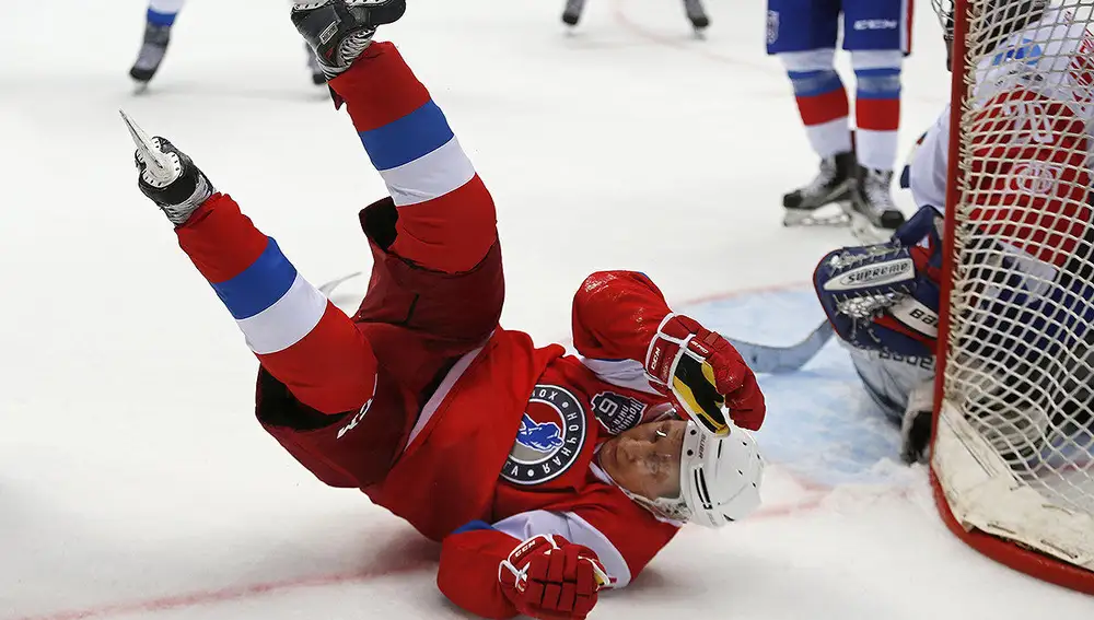 Putin sufre una caída durante un partido de hockey