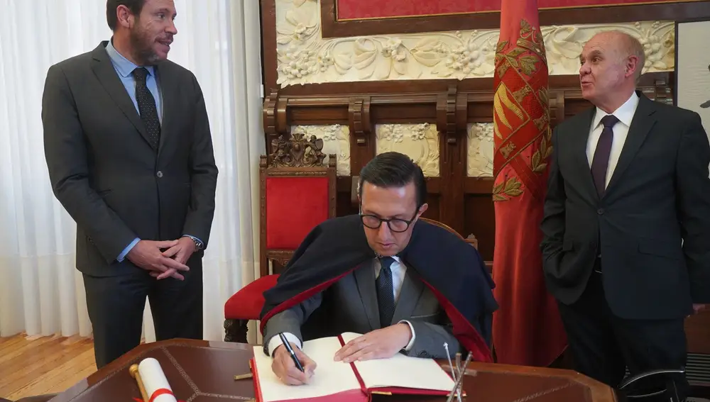 Javier Burrieza firma en el libro de honor del Ayuntamiento de Valladolid