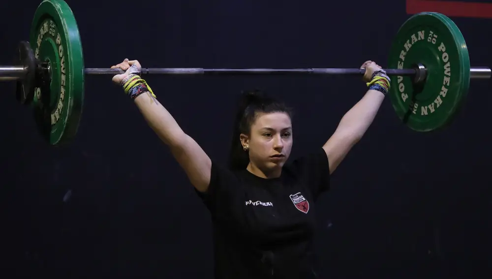 La deportista palentina que compite en halterofilia, Victoria Abad entrenando en un gimnasio palentino