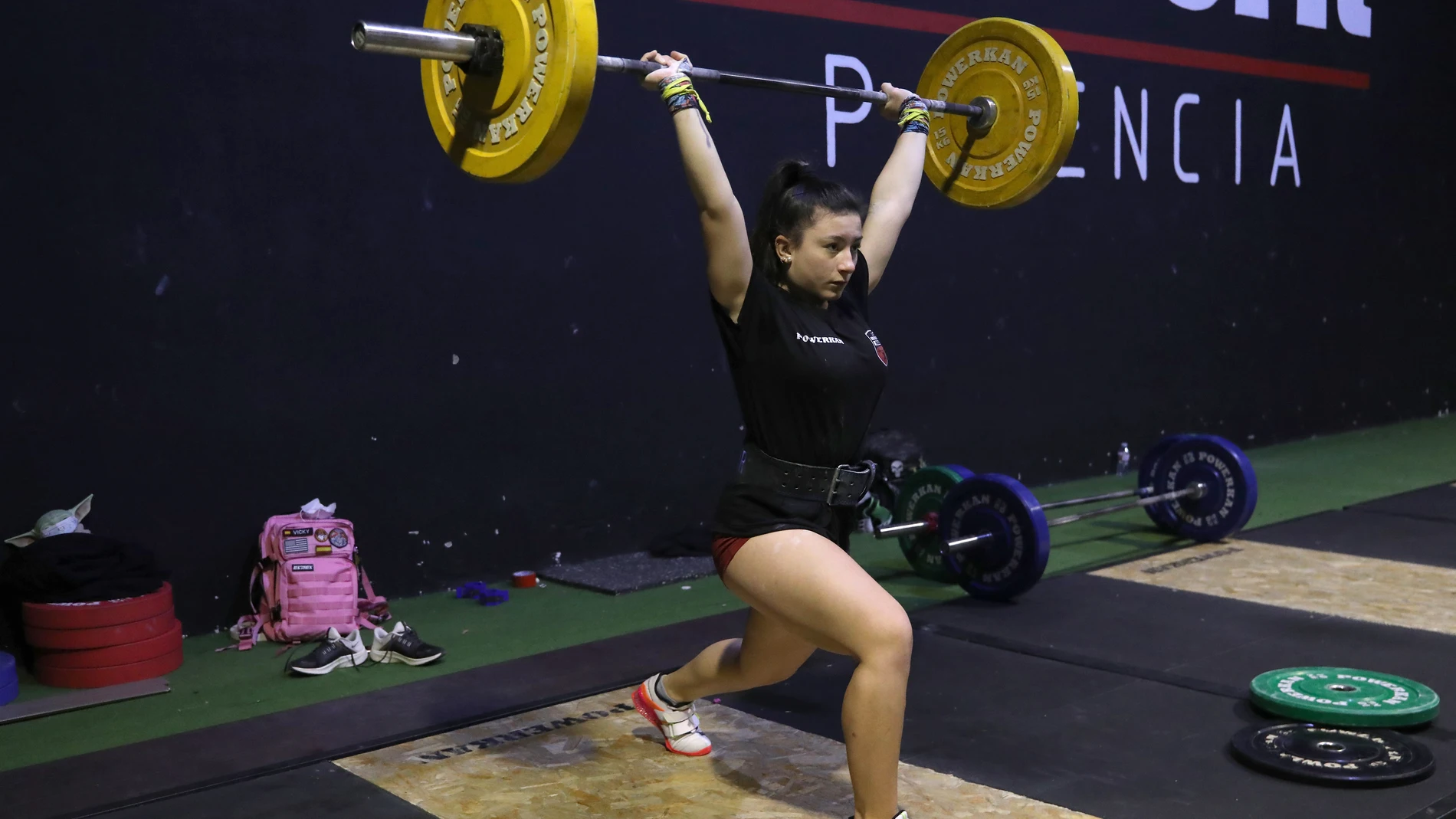 La deportista palentina que compite en halterofilia, Victoria Abad entrenando en un gimnasio palentino