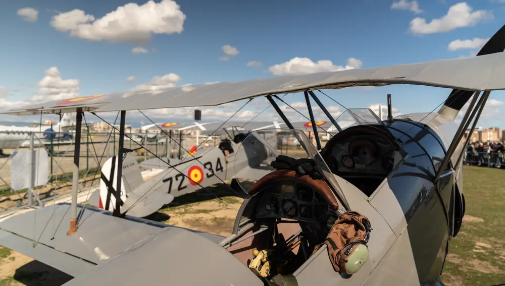 Exhibición aérea del museo de aviones históricos en vuelo, Fundación Infante de Orleans