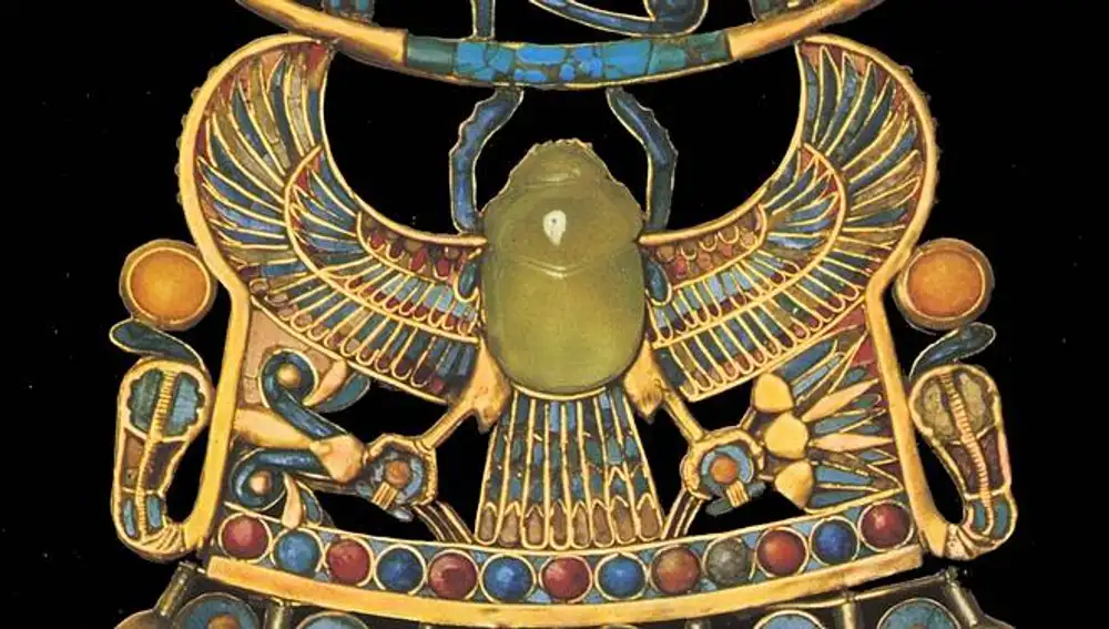 Detalle del pectoral encontrado sobre la momia de Tutankamón