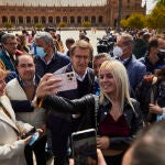 Feijoo con haciéndose fotos con simpatizantes en la plaza de España en Sevilla
