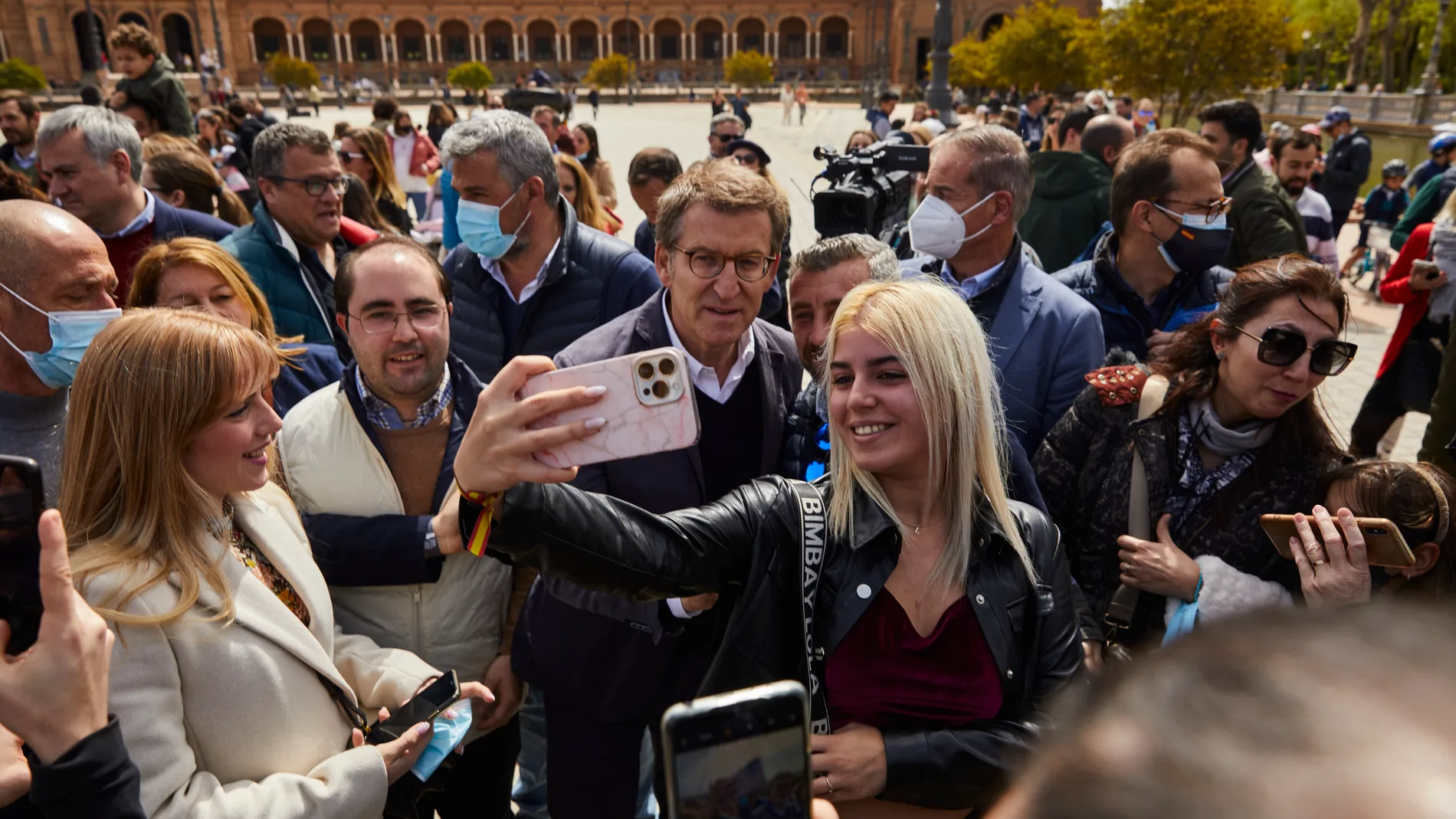 Feijoo con haciéndose fotos con simpatizantes en la plaza de España en Sevilla