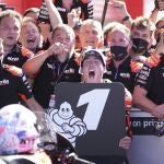 Aleix Espargaró celebra con parte de su equipo su primera victoria en el Mundial
