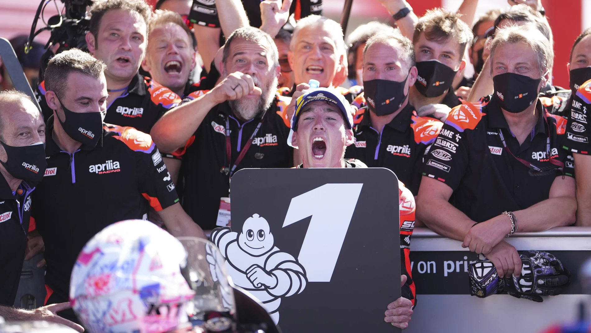 Aleix Espargaró celebra con parte de su equipo su primera victoria en el Mundial