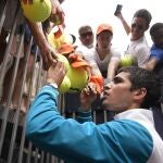 Carlos Alcaraz firma autógrafos tras proclamarse campeón del Masters 1.000 de Miami