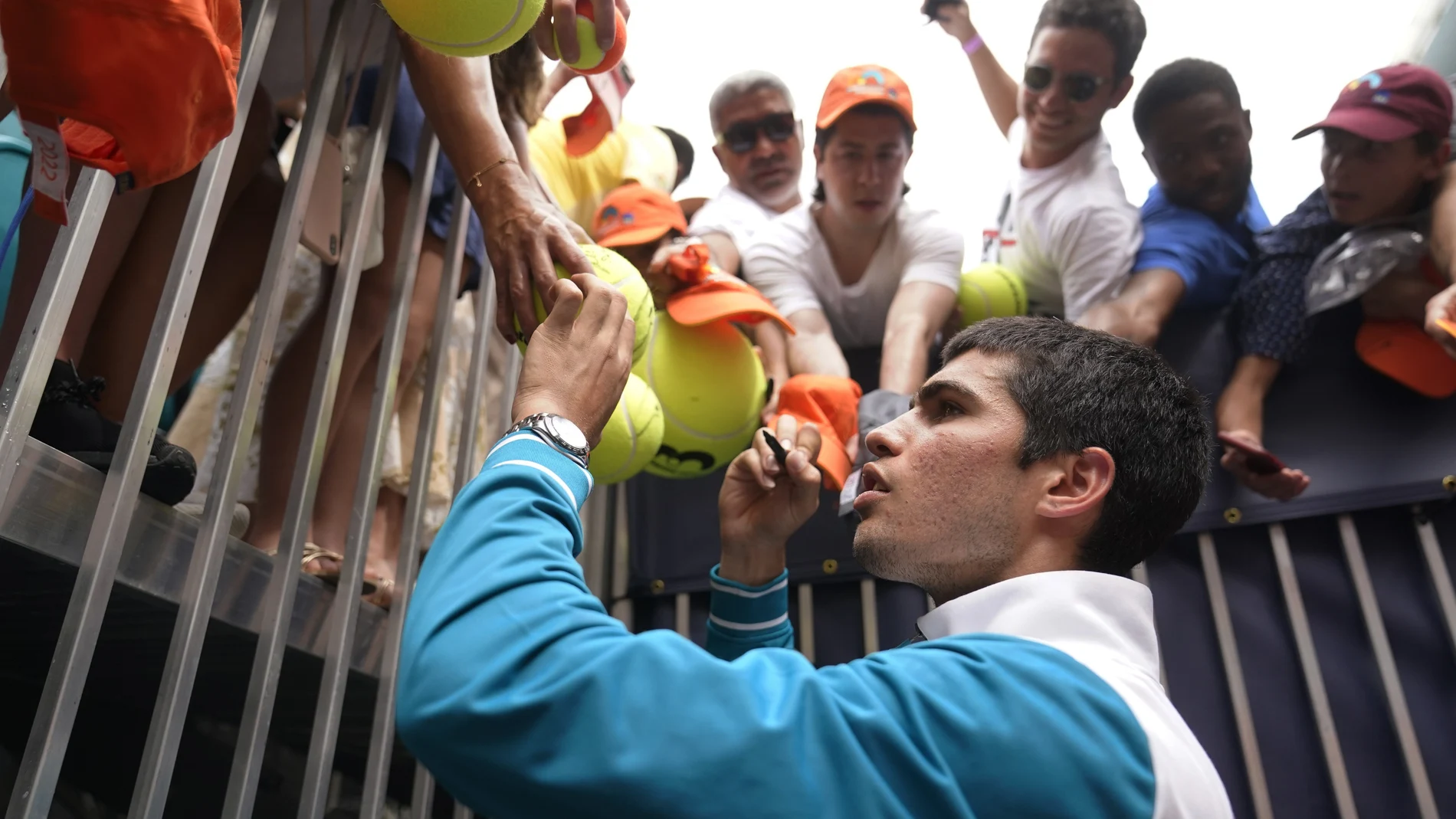 Carlos Alcaraz firma autógrafos tras proclamarse campeón del Masters 1.000 de Miami