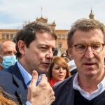 El nuevo líder del PP, Alberto Núñez Feijóo (d), y el presidente en funciones de la Junta de Castilla y León, Alfonso Fernández Mañueco (i)