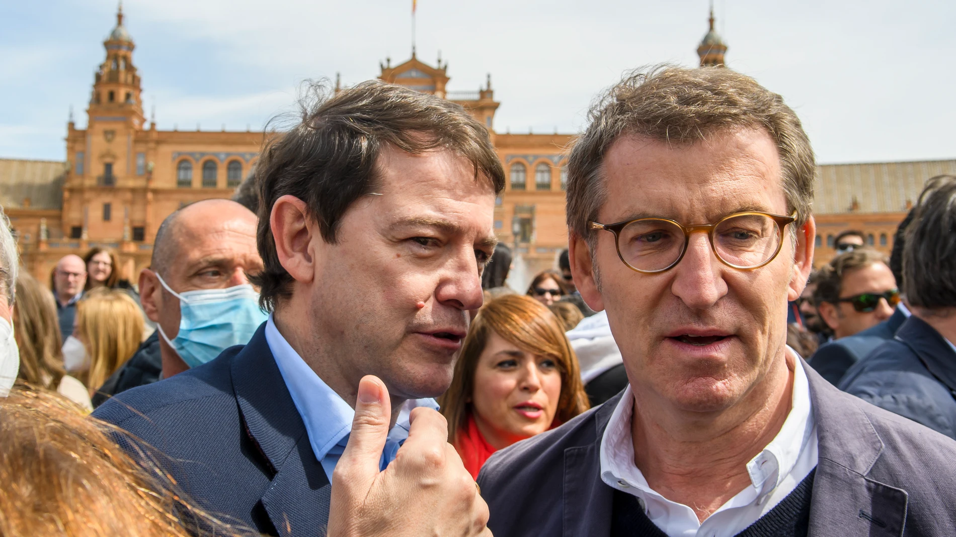 El nuevo líder del PP, Alberto Núñez Feijóo (d), y el presidente en funciones de la Junta de Castilla y León, Alfonso Fernández Mañueco (i)