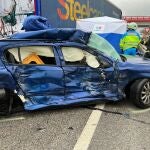 Un coche afectado por un accidente con un camión en la M-206.