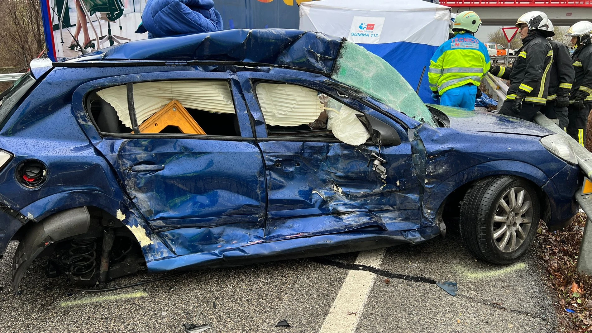 Un coche afectado por un accidente con un camión en la M-206.