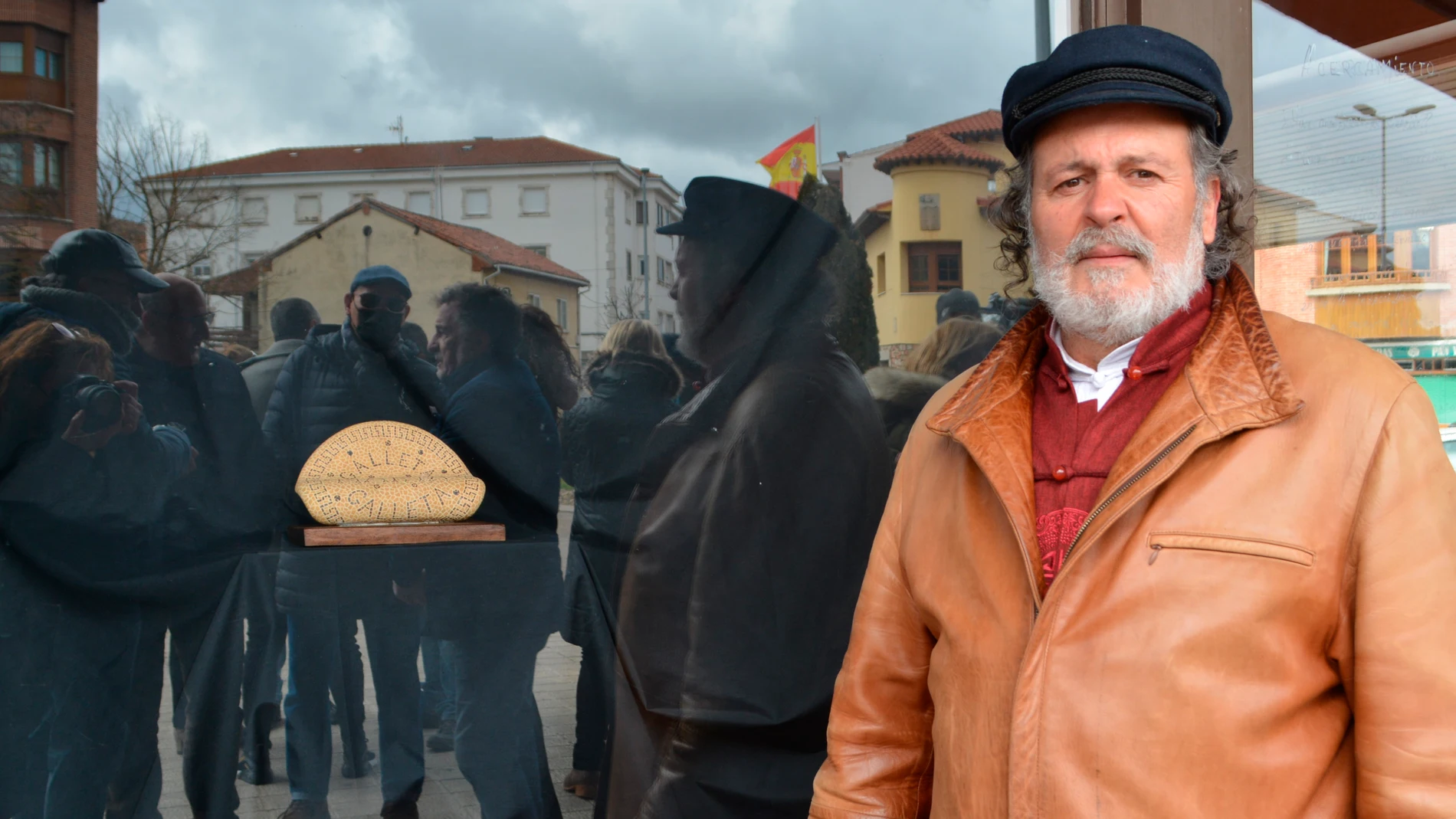 Homenaje a los 20 años del conflicto por el cierre de Fontaneda y la lucha de todo un pueblo para mantener la actividad galletera en la villa. El artista local Juan Fuentes con la maqueta de lo que será la escultura en homenaje a la galleta María