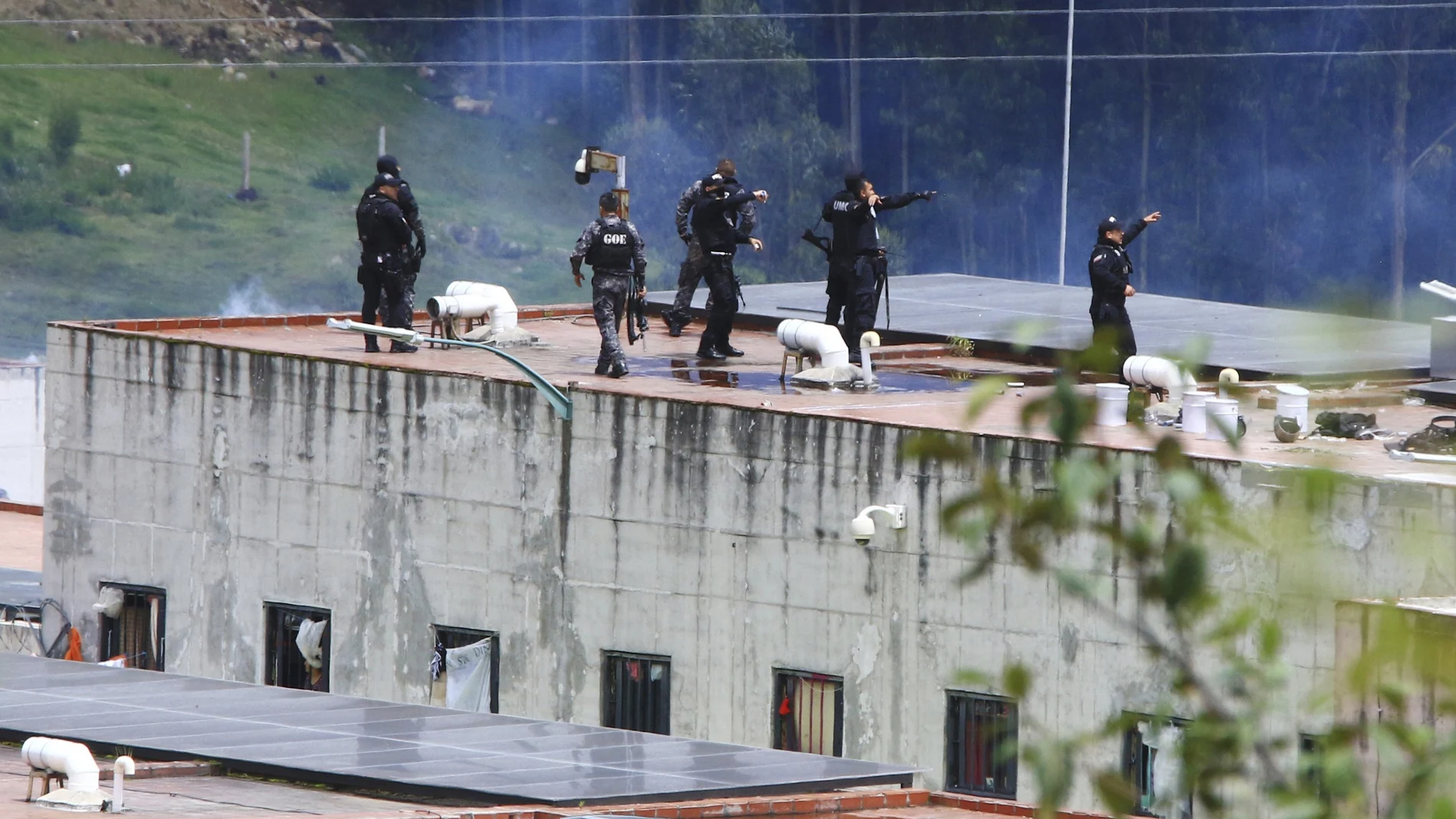 La policía toma posiciones en el techo de la prisión de Turi después de un motín mortal en la prisión de Cuenca, Ecuador, el domingo 3 de abril de 2022.