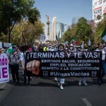 Manifestantes participan en una protesta contra la consulta de revocación de mandato del presidente Andrés Manuel López Obrador hoy, en una de las principales avenidas de Ciudad de México (México).