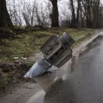 Imagen de un misil incrustado en la carretera de Bucha, a las afueras de Kiev