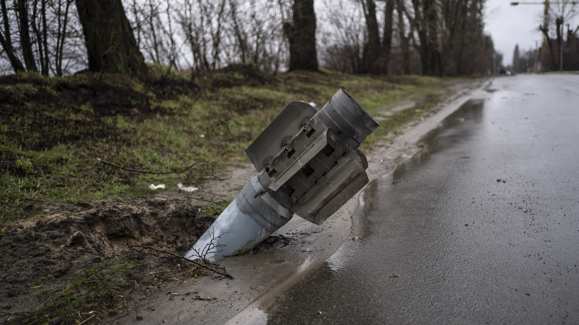 Imagen de un misil incrustado en la carretera de Bucha, a las afueras de Kiev