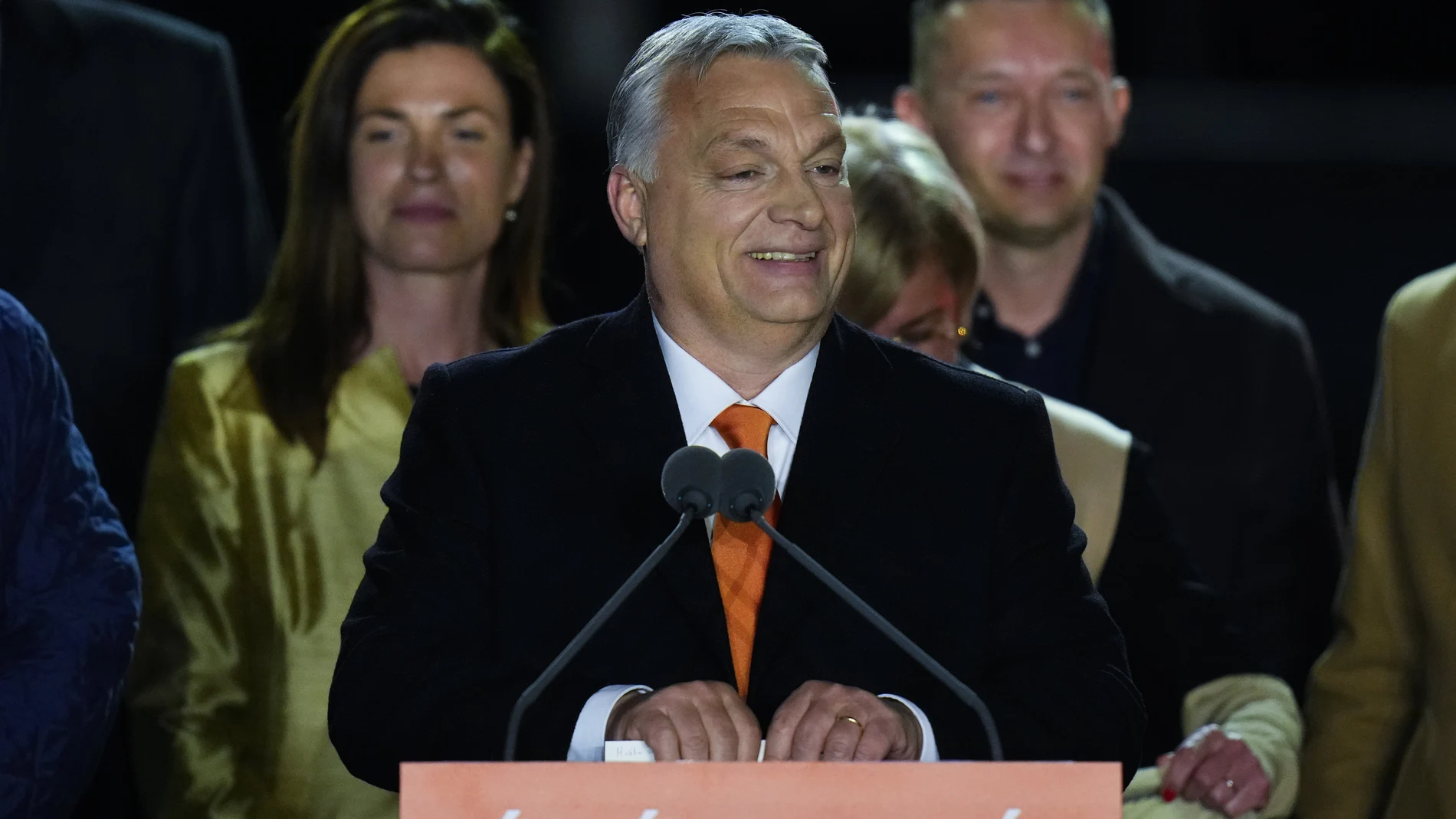 El primer ministro húngaro, Viktor Orban, se dirige a sus partidarios en Budapest después de conocer los resultados oficiales de las elecciones legislativas