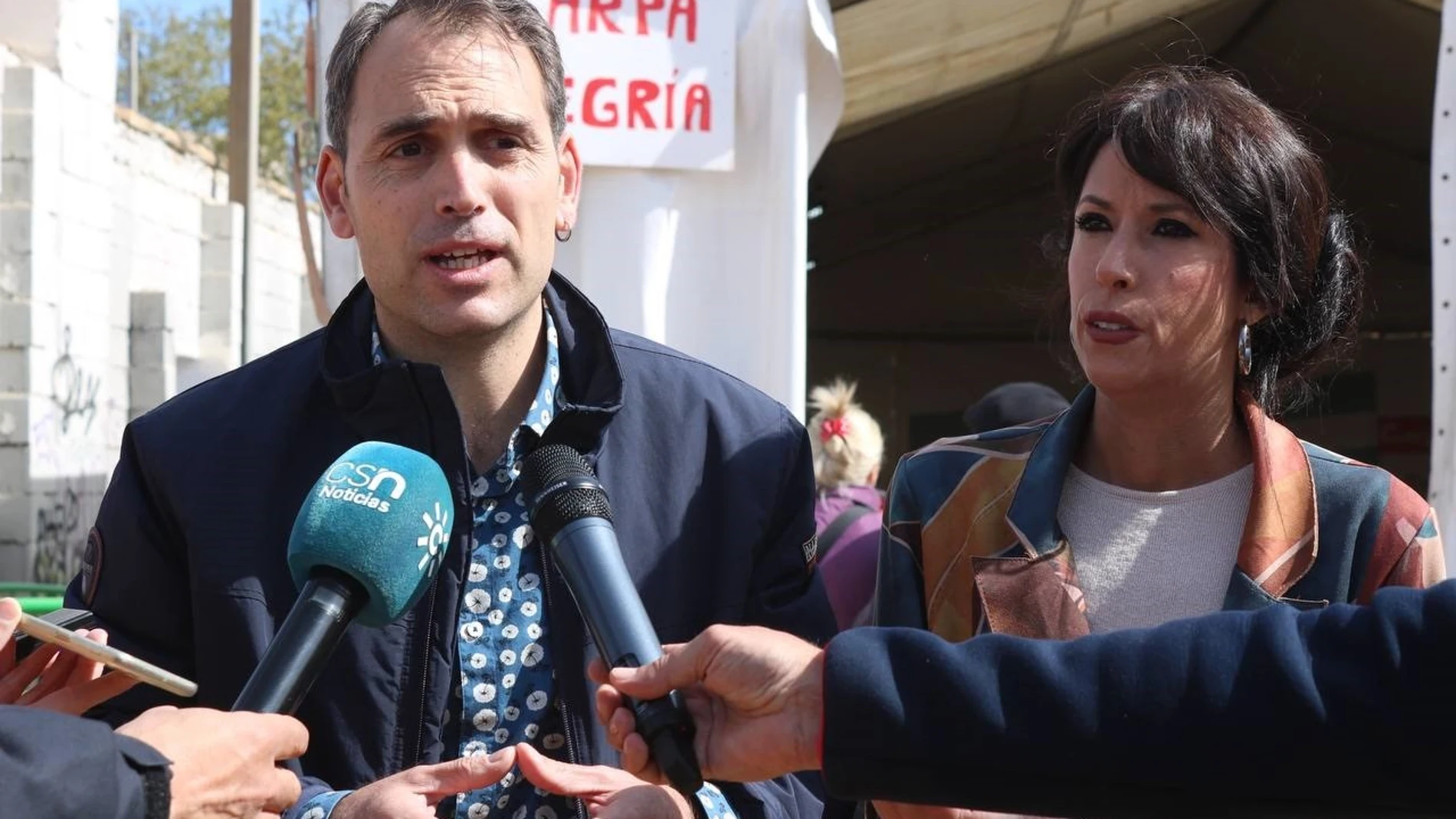 El coordinador de Izquierda Unida Andalucía y portavoz de Unidas Podemos por Andalucía, Toni Valero, y la secretaria general de Podemos Andalucía, Martina Velarde