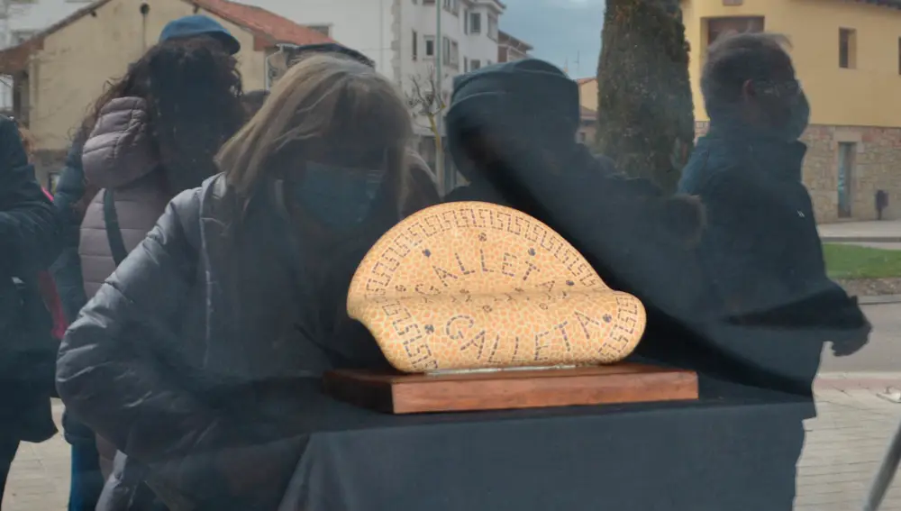 Homenaje a los 20 años del conflicto por el cierre de Fontaneda y la lucha de todo un pueblo para mantener la actividad galletera en la villa. En la imagen la muestra de la maqueta de lo que será la escultura de homenaje a la galleta María