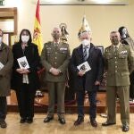 El general César García del Castillo, jefe de la IV Suige de Valladolid y Palencia; el general Director de Asuntos Económicos, Justino Tamargo Sierra; el subdelegado del Gobierno, Emilio Álvarez ; el delegado territorial de la Junta, en Valladolid, Augusto Cobos Pérez y otras autoridades civiles y militares, en la inauguración de la muestra