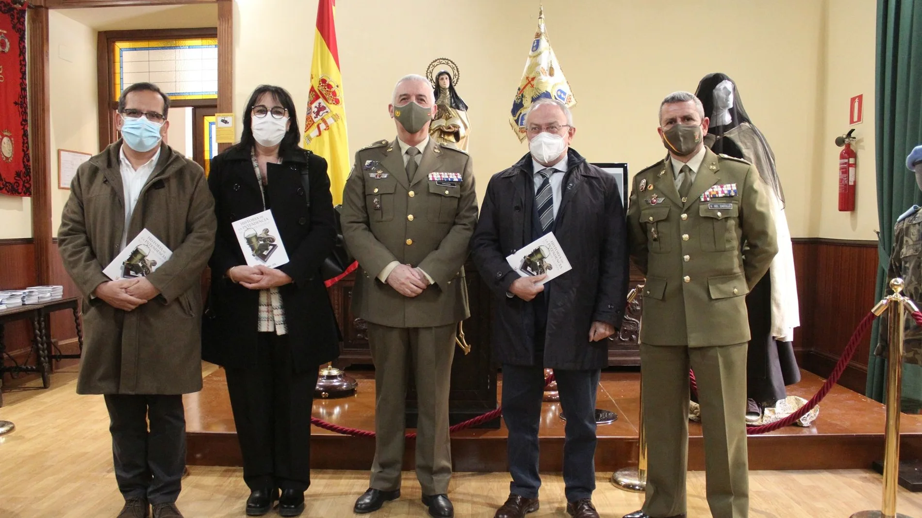 El general César García del Castillo, jefe de la IV Suige de Valladolid y Palencia; el general Director de Asuntos Económicos, Justino Tamargo Sierra; el subdelegado del Gobierno, Emilio Álvarez ; el delegado territorial de la Junta, en Valladolid, Augusto Cobos Pérez y otras autoridades civiles y militares, en la inauguración de la muestra