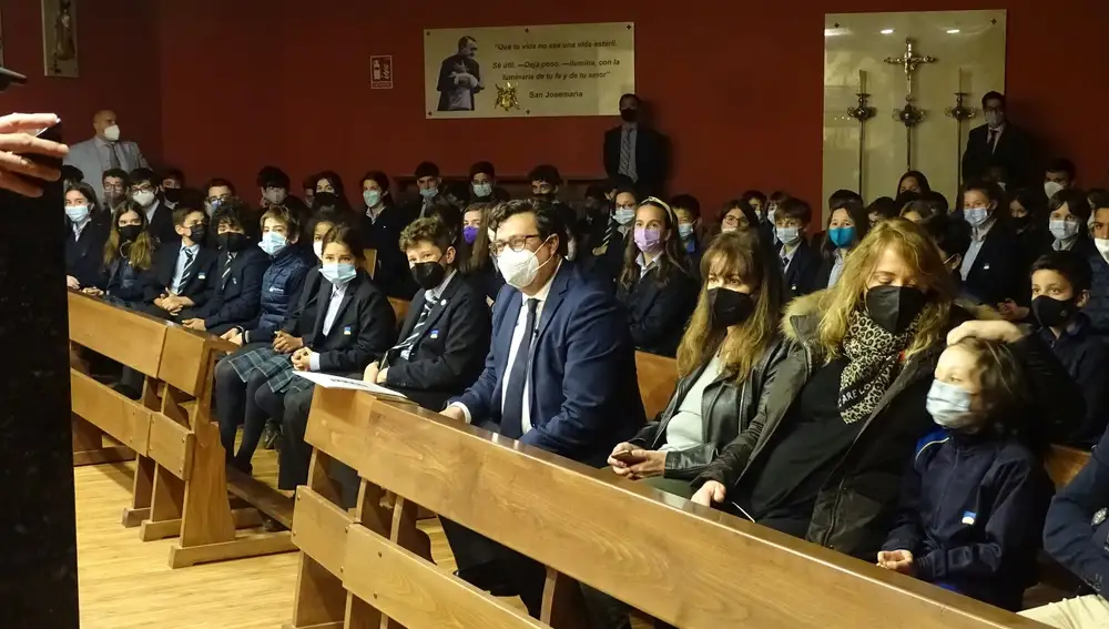 Luis Cañón acompañado de su familia