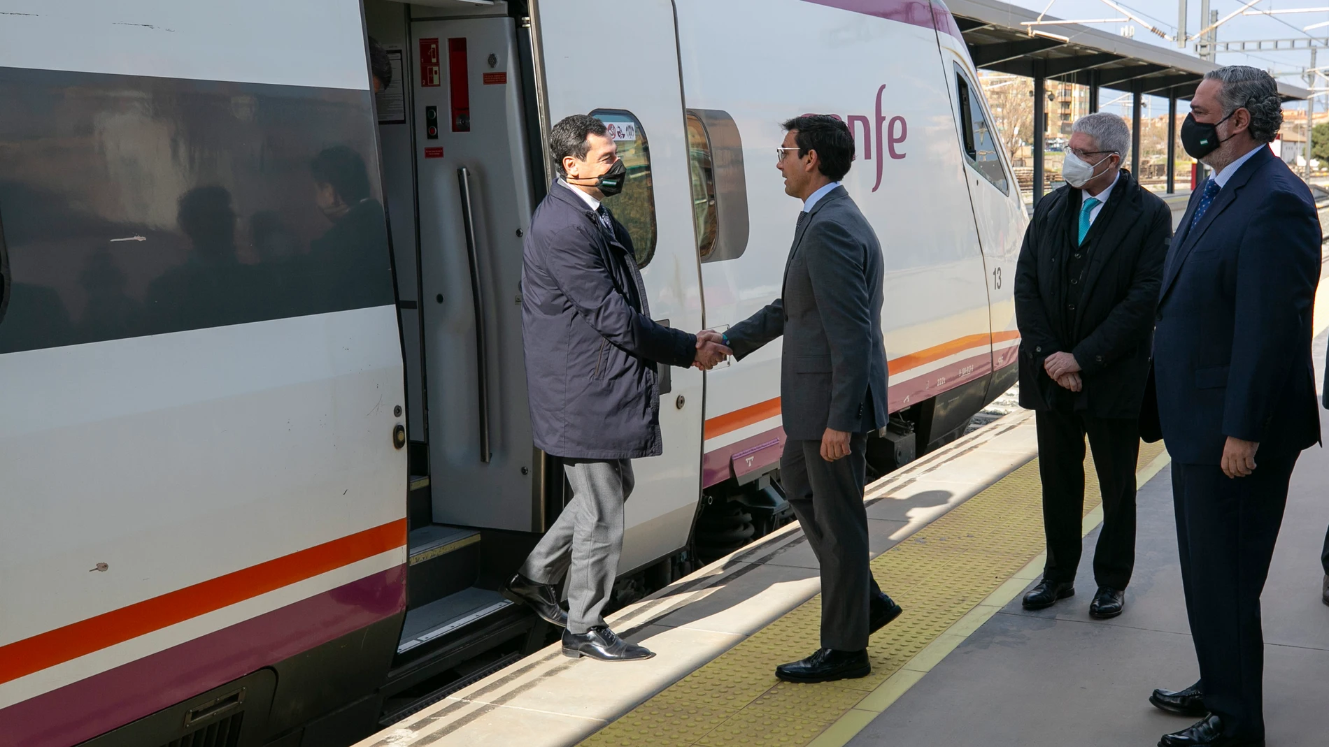 El presidente de la Junta, Juanma Moreno, saluda al el alcalde Francisco Cuenca, a la llegada en tren del acto oficial de apertura del servicio directo de AVE entre Málaga y Granada. Álex Cámara / Europa Press