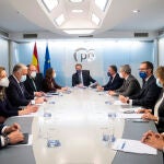 El presidente del PP Alberto Núñez Feijóo mantiene la primera reunión con su Comité de Dirección para analizar la nueva estrategia del partido antes de reunirse esta semana con Pedro Sánchez, este lunes, en la sede del Partido Popular en Madrid.