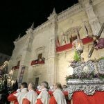 El encuentro de la Santísima Virgen con su hijo en la calle de La Amargura protagoniza el Martes Santo de Valladolid, en la universitaria Plaza de Santa Cruz