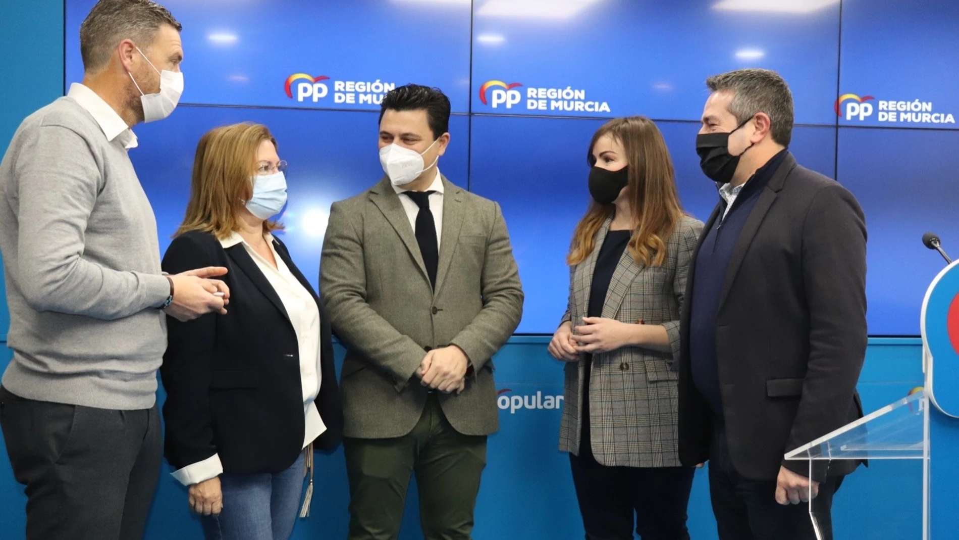 El secretario general del PPRM, José Miguel Luengo, junto a cargos políticos que se han incorporado a los órganos nacionales de dirección