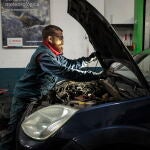 Un mecánico trabaja en un taller de automoción de la Comunidad Valenciana