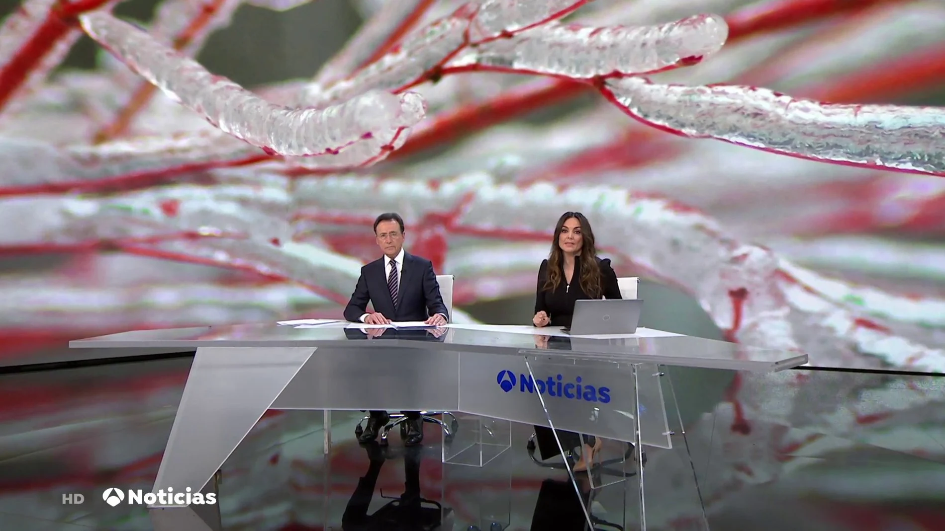 Matías Prats y Mónica Carrillo, en la edición de fin de semana de los informativos de Antena 3