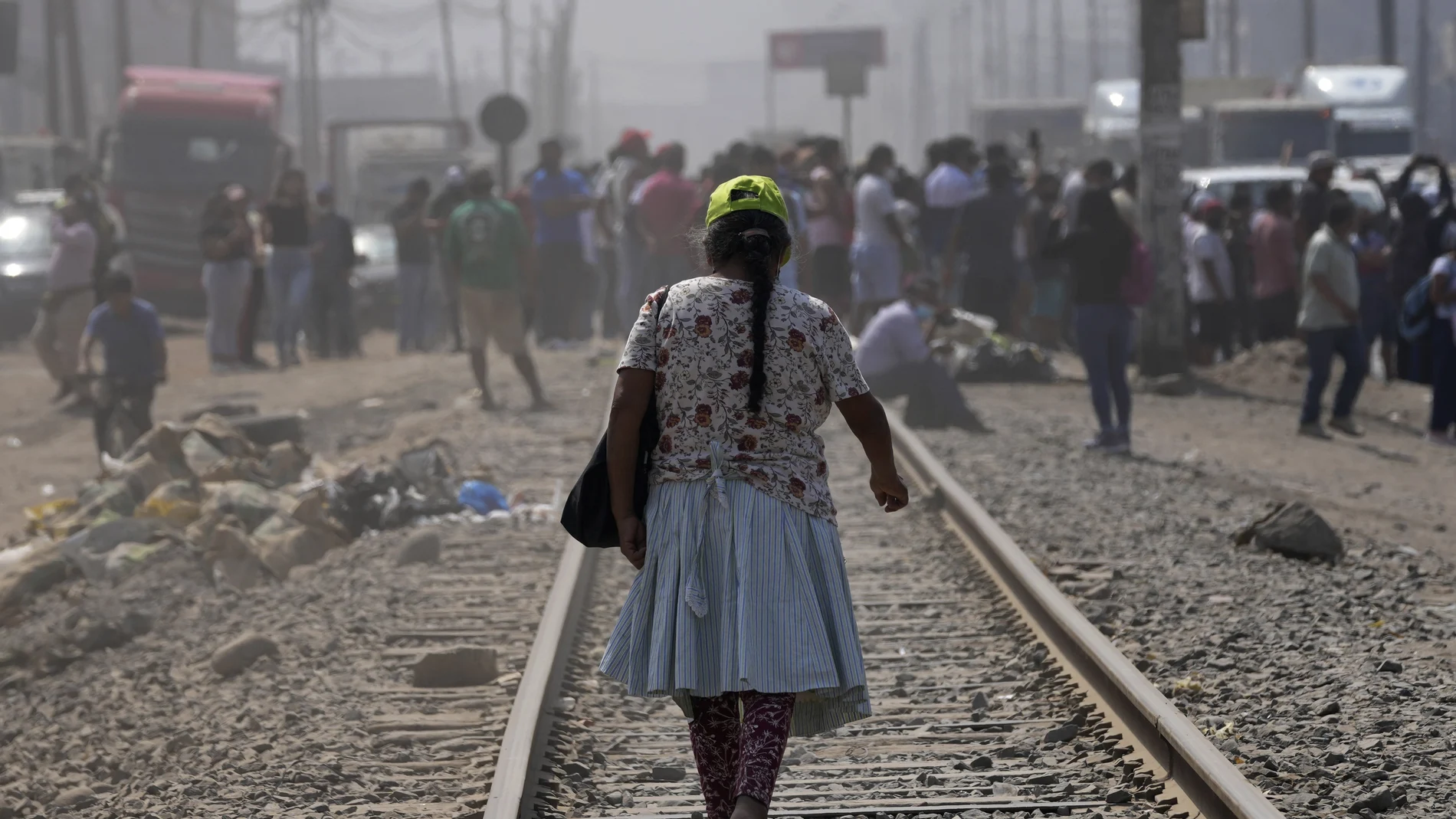 Residentes caminan a lo largo de la Carretera Central mientras está bloqueada por camiones y autobuses durante una huelga de transporte en Huaycán, en las afueras de Lima, Perú, el lunes 4 de abril de 2022.