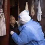 Un sanitario realiza un test de antígenso a un anciano residente en Shanghái, China,