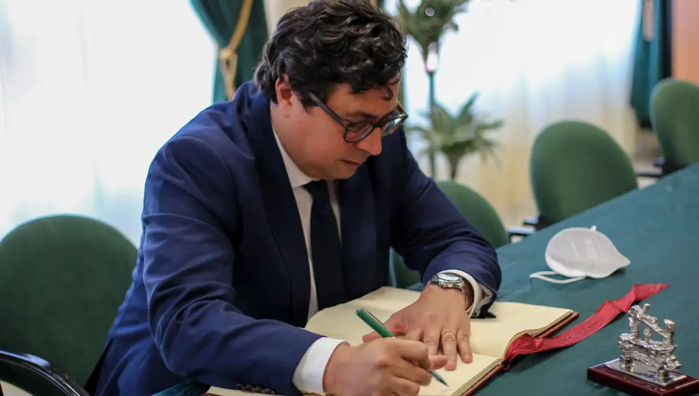 Luis Cañón firma el Libro de Honor del Colegio Peñacorada