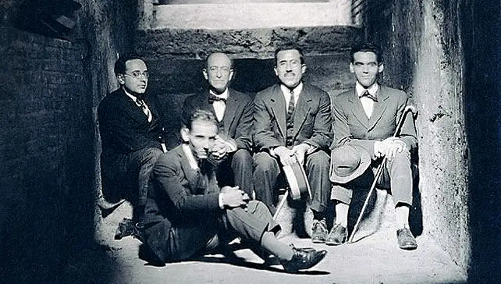 En la imagen, de izquierda a derecha: Adolfo Salazar, Francisco García Lorca, Manuel de Falla, Ángel Barrios y Federico García Lorca dentro de la Torre de las Cabezas de la Alhambra, a la que Falla denominó «el subterráneo de Aladino”, 1921.